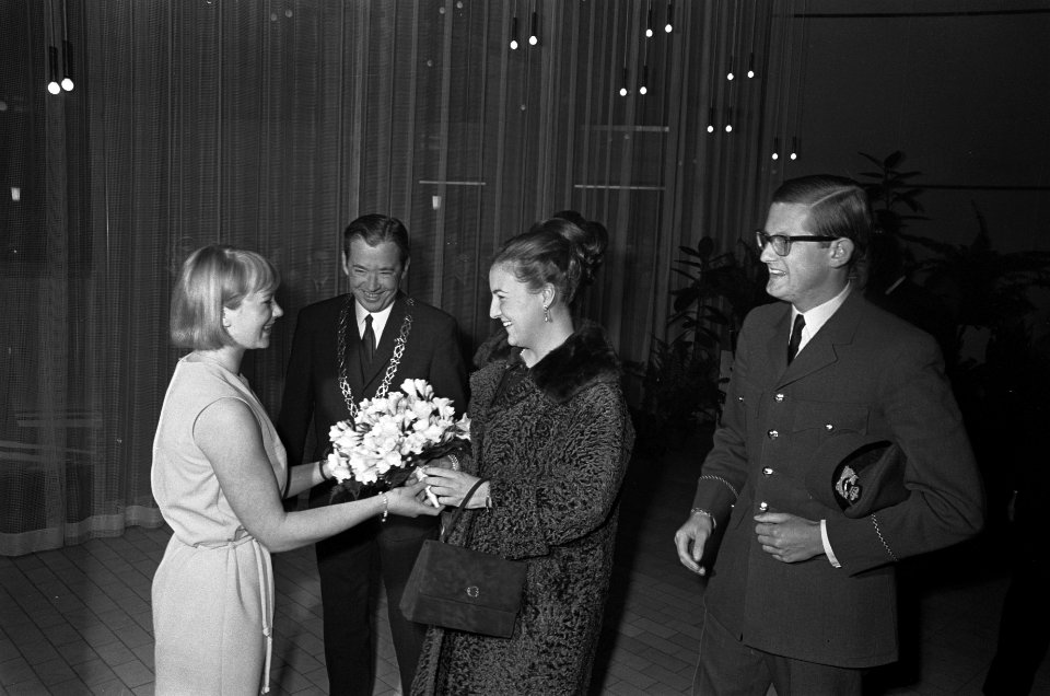 Begroeting prinses Margriet en Pieter door de Gemeente Apeldoorn, Bestanddeelnr 920-2114
