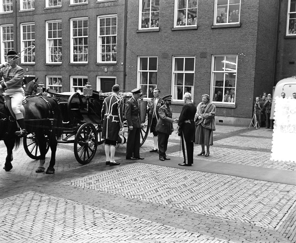 Begroeting op de binnenplaats van de Tweede Kamer, Bestanddeelnr 906-8223