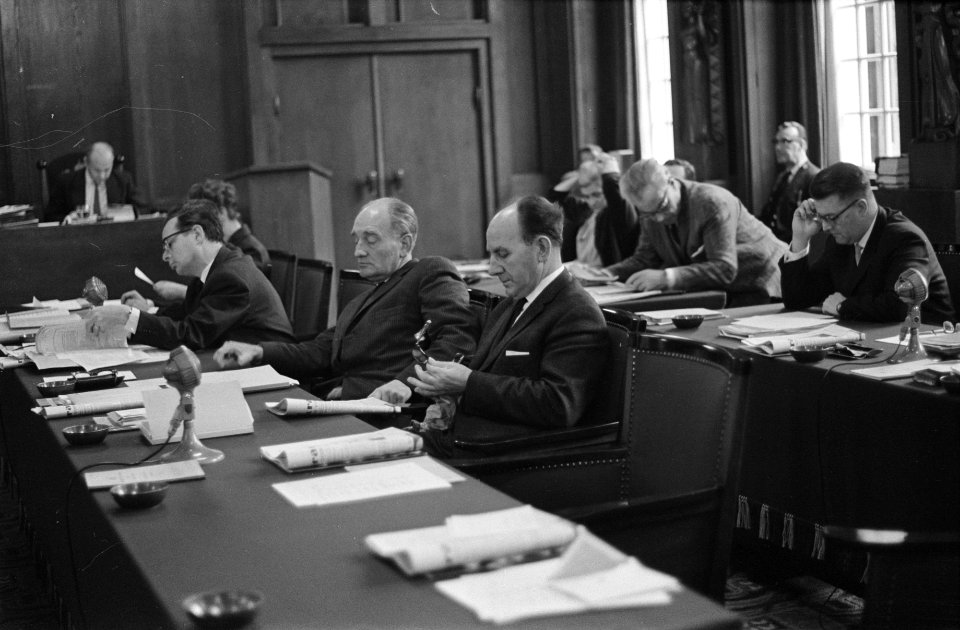 Begroting 1964 in Amsterdamse gemeenteraad aan de tafel van B&W Polak, J Boet…, Bestanddeelnr 915-8320