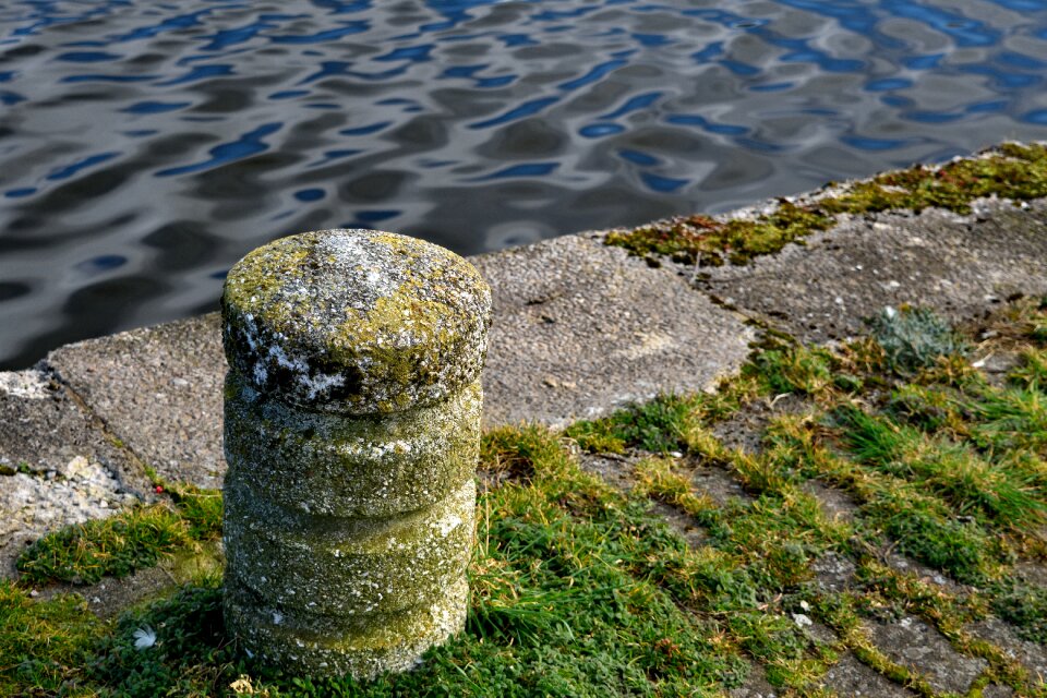 Bitt water concrete