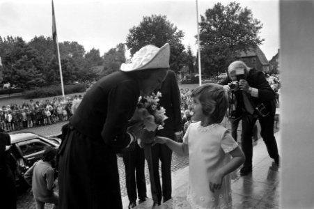 Begroeting van prinses Beatrix bij de fabriek van Mars Incorporated, door de doc, Bestanddeelnr 925-6507