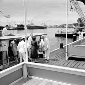 Begroeting van koningin Juliana op de aanlegsteiger van de Isla-raffinaderij in , Bestanddeelnr 252-3946