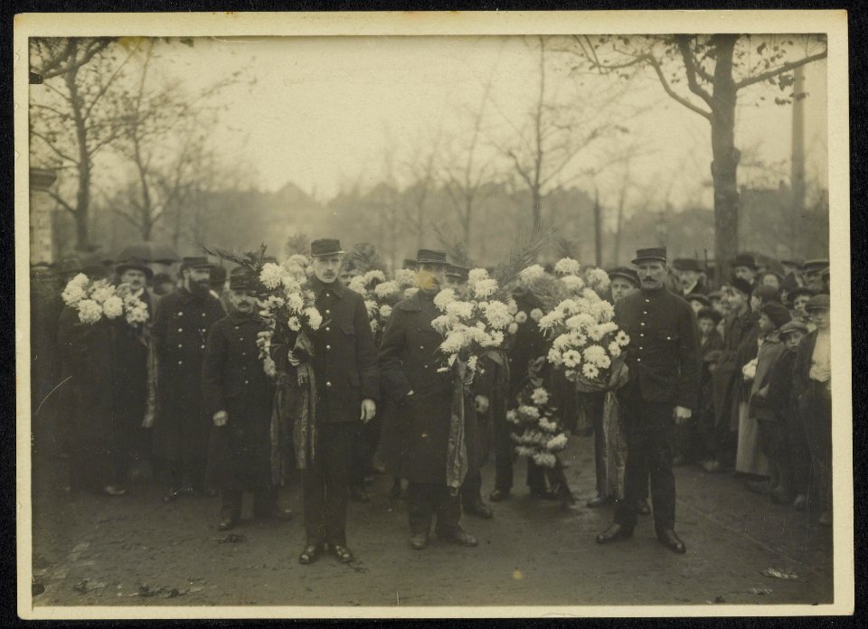 Begrafenisstoet met veel publiek mannen in uniform dragen kransen., Bestanddeelnr 158-1238