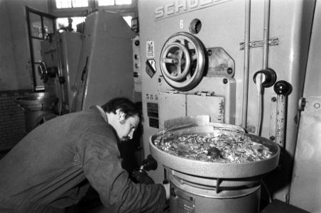 Beelden van het vervaardigen van geld in de Rijksmunt in Utrecht, Bestanddeelnr 931-9561