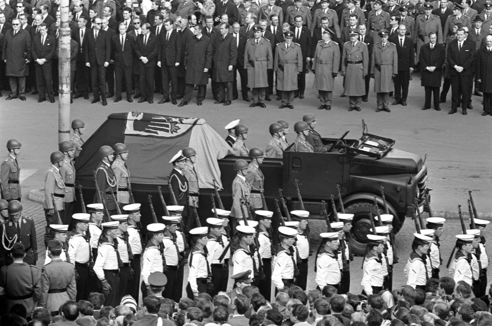 Begrafenis Adenauer, de kist op de wagen, Bestanddeelnr 920-2649