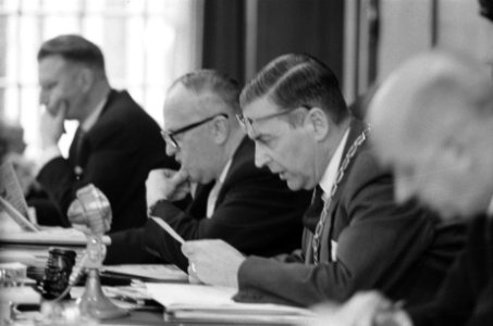 Begrafenis debat in Amsterdam Gemeenteraad Burgemeester Van Hall, Bestanddeelnr 912-2476