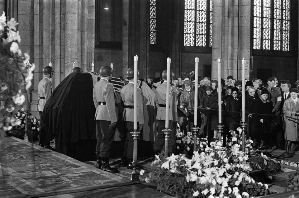 Begrafenis Adenauer, veel mensen brachten een laatste groet, Bestanddeelnr 920-2590
