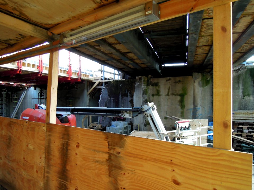 Behlfsbrücken-Untersicht während des Ersatzneubaus der Eisenbahnbrücken in der Lindenstraße in Großdeuben im März 2018
