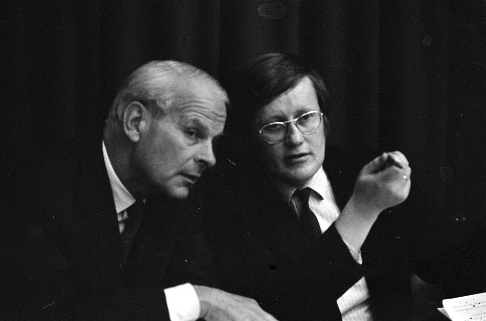 Behandeling Defensienota in Tweede Kamer nr 14, 15 De Koster (l) en Wiegel , Bestanddeelnr 927-4732