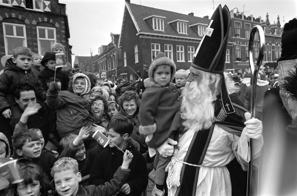 Begroeting van Sinterklaas door de kinderschare, Bestanddeelnr 919-7849