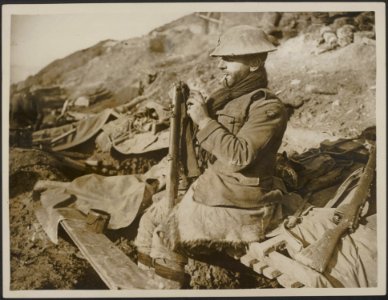 Before shaving Tommy cleans his rifle coming out of the trenches, Bestanddeelnr 158-2408