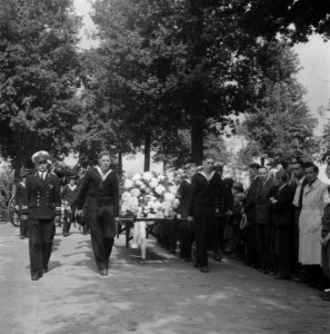Begrafenis Adelborst-vlieger Meulenberg, Bestanddeelnr 902-9437