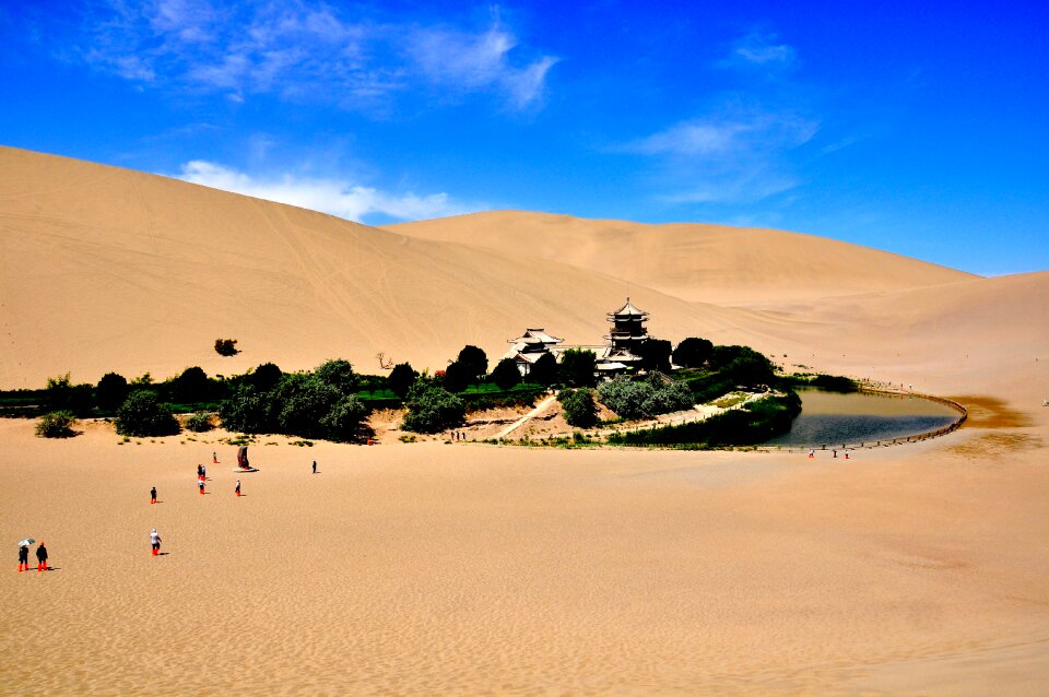 Crescent lake desert oasis