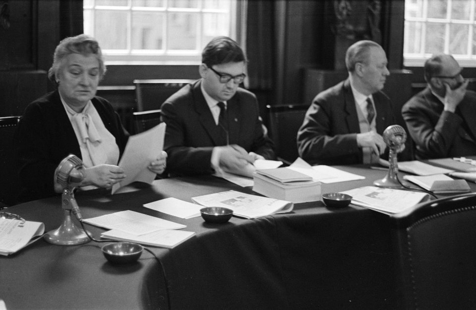 Begroting 1964 in Amsterdamse raad aan de tafel van B&W mevrouw Wijsmuller , Gru, Bestanddeelnr 915-8321