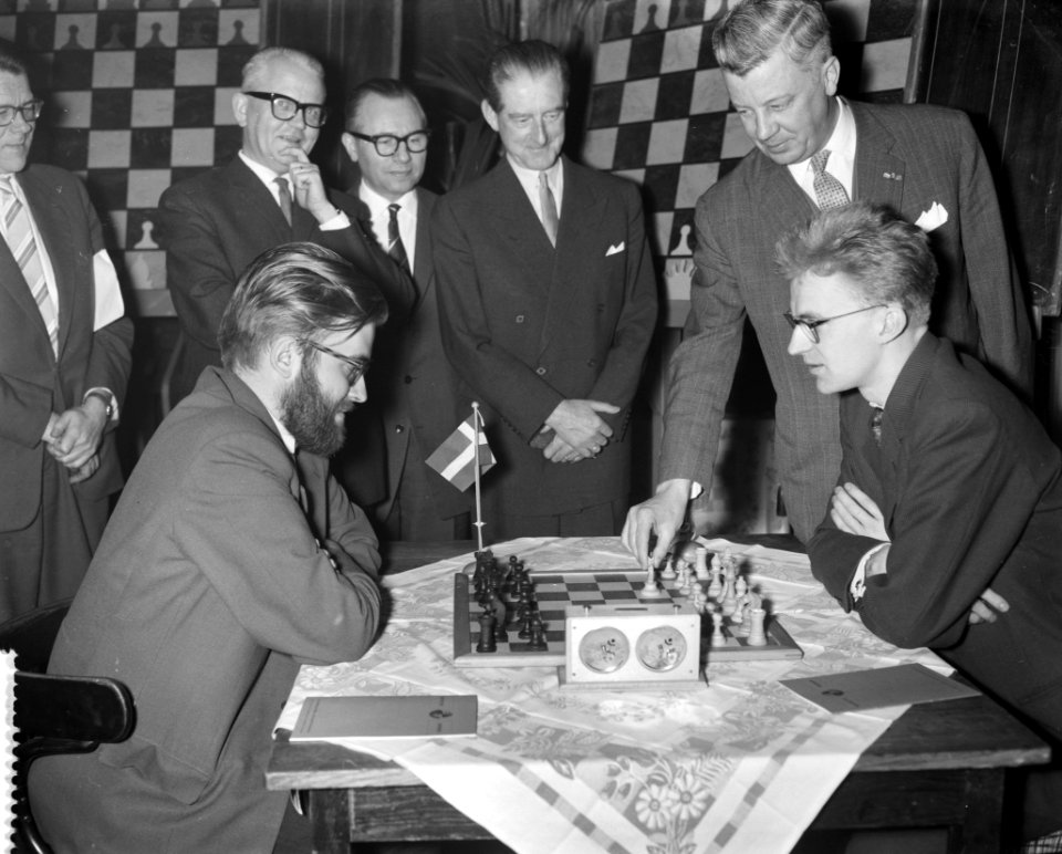 Begin 23e Hoogovenschaaktoernooi te Beverwijk, eerste zet bij partij Larsen en O, Bestanddeelnr 911-9715