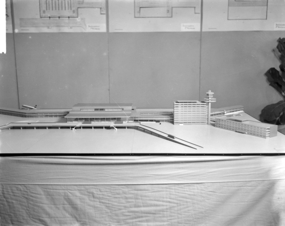 Begin gemaakt met nieuwe stationsgebouw en complex voor d Luchthaven Schiphol, m, Bestanddeelnr 914-7111