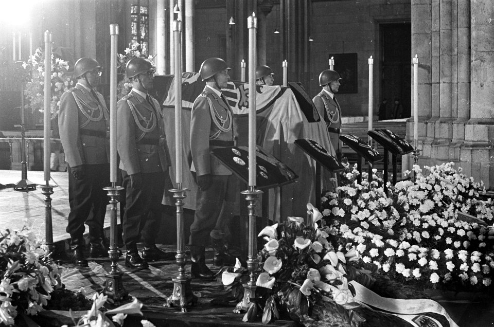 Begrafenis Adenauer, officieren houden de wacht bij baar de Dom te Keulen, Bestanddeelnr 920-2589