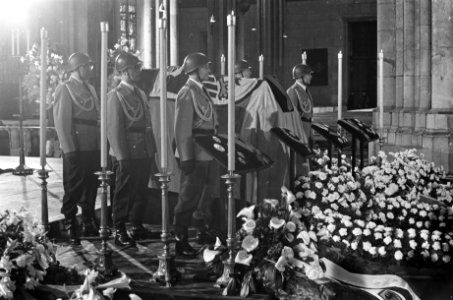 Begrafenis Adenauer, officieren houden de wacht bij baar de Dom te Keulen, Bestanddeelnr 920-2589