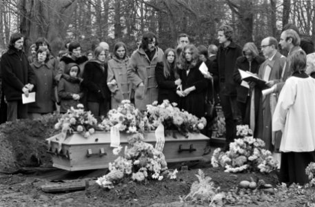 Begrafenis dienstplichtig soldaat Leo Bulter in Lonneke door Zuid-Molukkers dood, Bestanddeelnr 928-3166