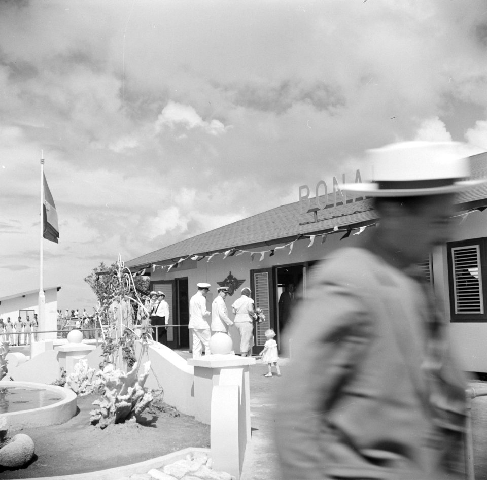 Begroeting van koningin Juliana op Bonaire, Bestanddeelnr 252-3824