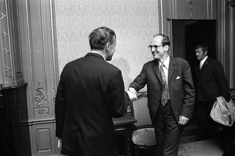Begroeting van Steenkamp (l) en Drees jr., Bestanddeelnr 924-5647