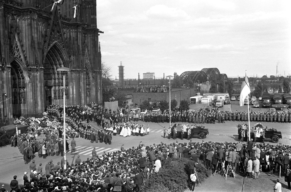 Begrafenis Adenauer, overzichten bij Dom te Keulen, Bestanddeelnr 920-2643