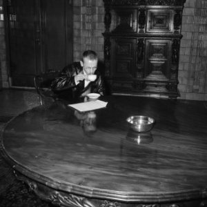Beeldhouwer Jaq. Jutte op het Ministerie van Cultuur Den Haag, Bestanddeelnr 918-1922