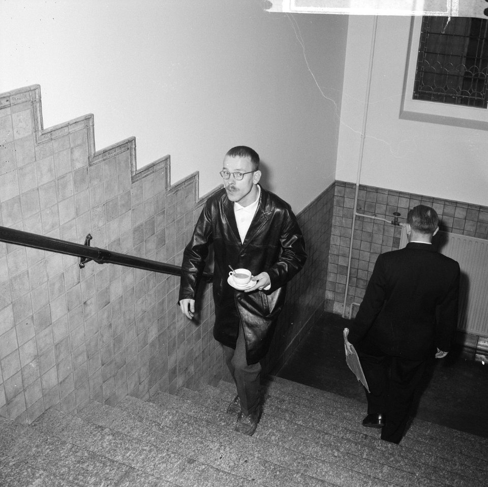 Beeldhouwer Jaq. Jutte op het Ministerie van Cultuur Den Haag, Bestanddeelnr 918-1923