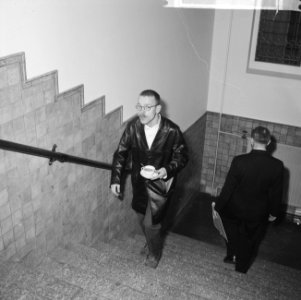 Beeldhouwer Jaq. Jutte op het Ministerie van Cultuur Den Haag, Bestanddeelnr 918-1923