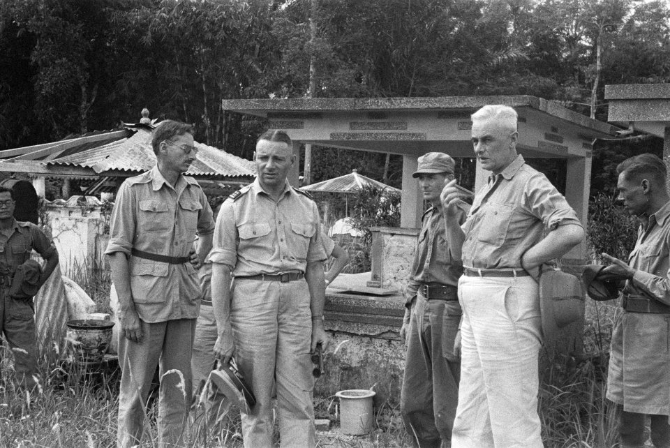 Begraafplaats Depok. Vlnr. W.F.M. graaf van Bylandt, generaal S.H. Spoor, F.M. b, Bestanddeelnr 7-2-3