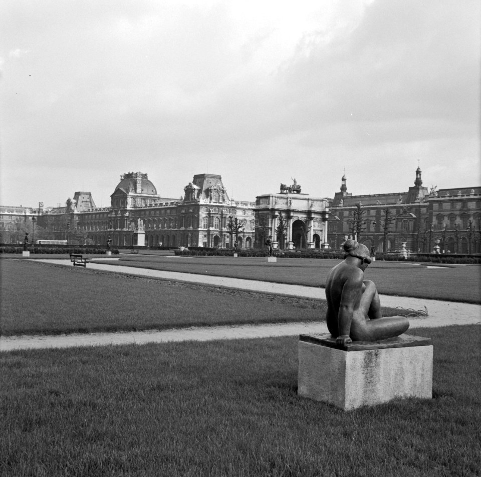 Beeldhouwwerk in Le Jardin des Tuileries, met zicht op het Louvre en de Arc de T, Bestanddeelnr 254-0468