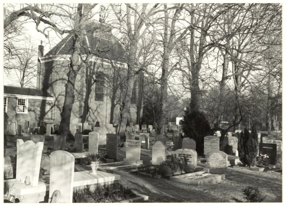 Begraafplaats en Ned. Herv. kerk aan de Binnenweg 67 te Bennebroek. Oriëntatie ziende naar het noordoosten. NL-HlmNHA 54016597