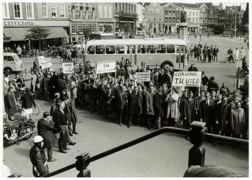 Begin jaren 60 bleek er een behoefte te bestaan aan een 3e Technische Hogeschool naast die in Delft en Eindhoven. Demonstranten pleiten hier voor een vestiging van een T.H. in Haarlem. NL-HlmNHA 54003948