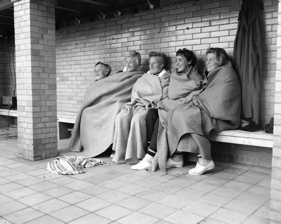 Begin Nederlandse zwemkampioenschappen Amsterdam Onder de deken van links Koopm, Bestanddeelnr 907-9737