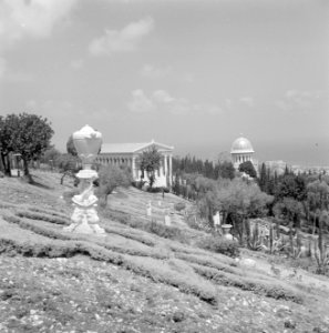 Beeldhouwwerken en architectuur in de perzische tuin van de Bahai Temple (Bahá’í, Bestanddeelnr 255-2104