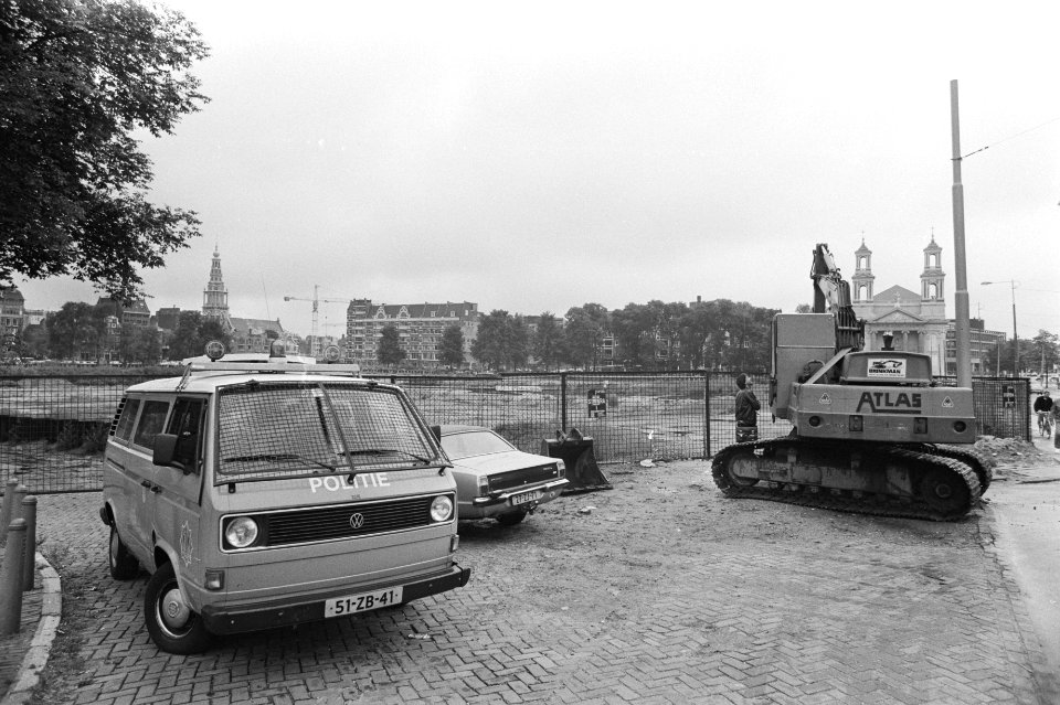 Begin bouw Stopera op het Waterlooplein links politiebusje, Bestanddeelnr 932-2701