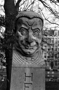 Beeldje van Heijermans op Leidse bosje, Bestanddeelnr 926-1130