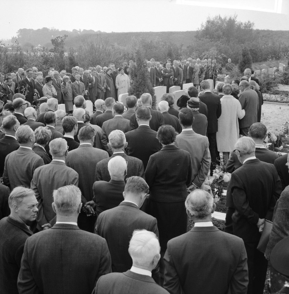 Begrafenis Chris Berger , spelers DWS aan de groeve, Bestanddeelnr 918-1919