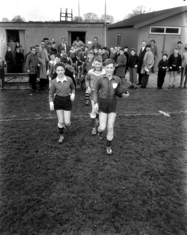 Begin van het schoolvoetbal aan de Zuidelijke Wandelweg de elftallen van de Kohn, Bestanddeelnr 910-2477