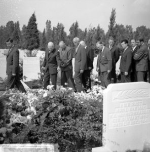 Begrafenis Chris Berger , spelers DWS aan de groeve, Bestanddeelnr 918-1917