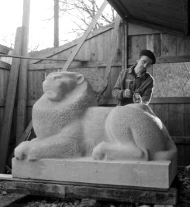 Beeldhouwer Jan Willem Rädecker Noekie Rädecker bij leeuw bestemd voor monumen, Bestanddeelnr 904-4490