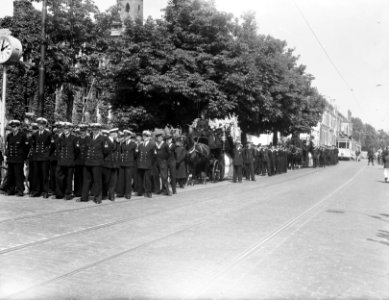 Begrafenis 3 officieren Den Haag Stoet onderweg, Bestanddeelnr 902-8764