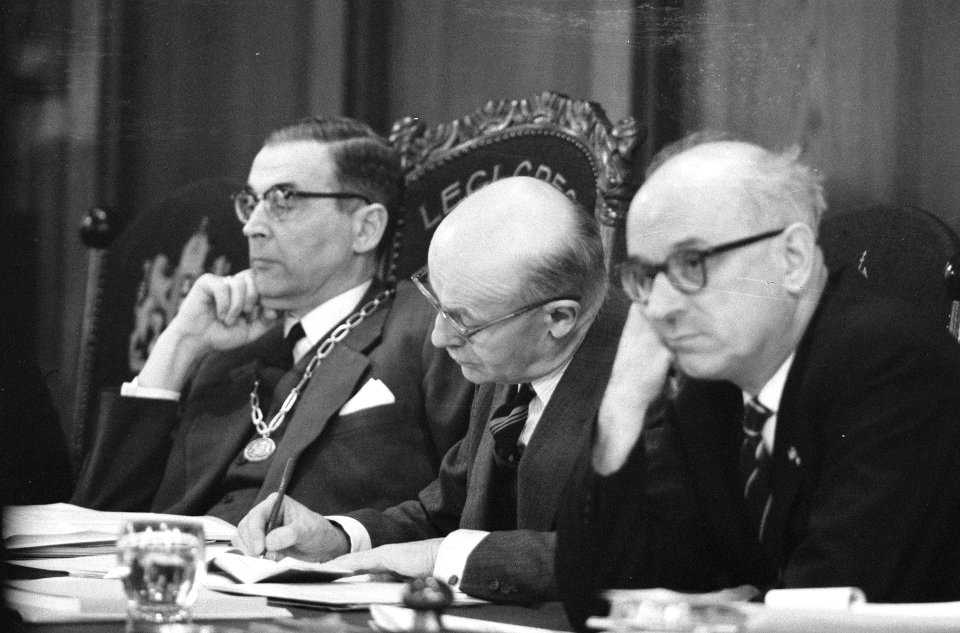 Begrafenis debat in Amsterdam Gemeenteraad Publieke belangstelling, Bestanddeelnr 912-2481