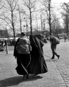 Begin van de voettocht Pax Christi te Den Bosch . Deelnemer met geestelijke in, Bestanddeelnr 912-3130