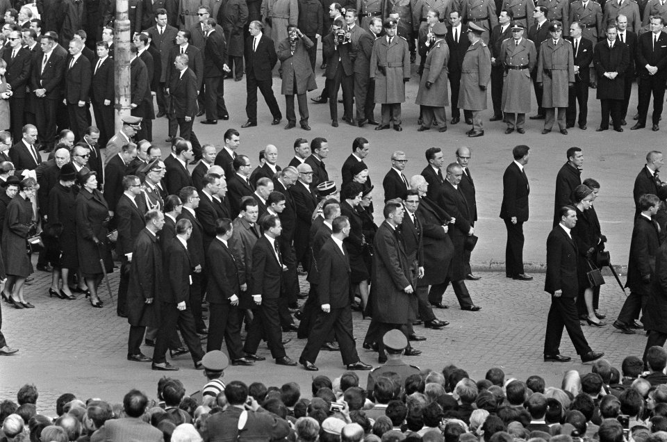 Begrafenis Adenauer, de gasten achter de baar, onder andere Johnson, Bestanddeelnr 920-2646