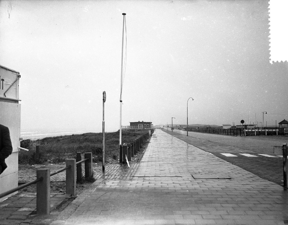 Begin van de zomer aan een kil en verlaten strand Zandvoort, Bestanddeelnr 907-1968
