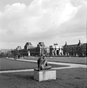 Beeldhouwwerk in Le Jardin des Tuileries, met zicht op het Louvre en de Arc de T, Bestanddeelnr 254-0469