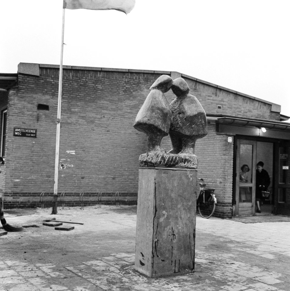 Beeldje De Tweeling van beeldhouwster Nel van Lith onthuld bij GG en GD op Amste, Bestanddeelnr 920-9291