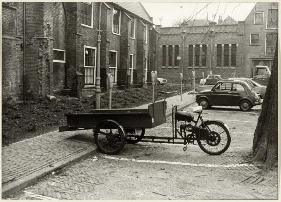 Begijnhof met een gedeelte van de noordzijde van de Waalse Kerk, ziende naar het westen. NL-HlmNHA 54003808