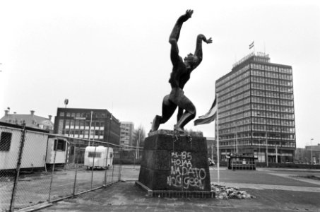 Beeld van Zadhine De verwoeste stad in Rotterdam tussen hekken en bouwwerkzaam, Bestanddeelnr 933-3164